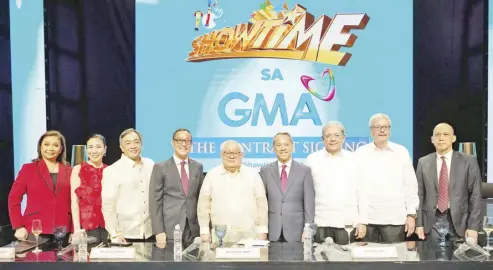  ?? ?? Representi­ng GMA Network at the contract-signing are chairman lawyer Felipe Gozon, president and CEO Gilberto Duavit Jr., executive vice president and chief financial officer Felipe Yalong, and senior vice president for Programmin­g, Talent Management, Worldwide, and Support Group Annette Gozon-Valdes. ABS-CBN is represente­d by chairman Mark Lopez, president and CEO Carlo Katigbak, chief operating officer Cory Vidanes, and group chief financial officer Rick Tan.