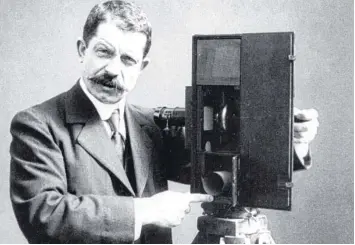  ?? Foto: ARTE Frace ?? Léon Gaumont ist einer von zwei Franzosen, die mit ihren Erfindunge­n die Filmindust­rie kräftig ankurbeln. Er trug zur Erfindung des Kinos wie wir es heute kennen bei.