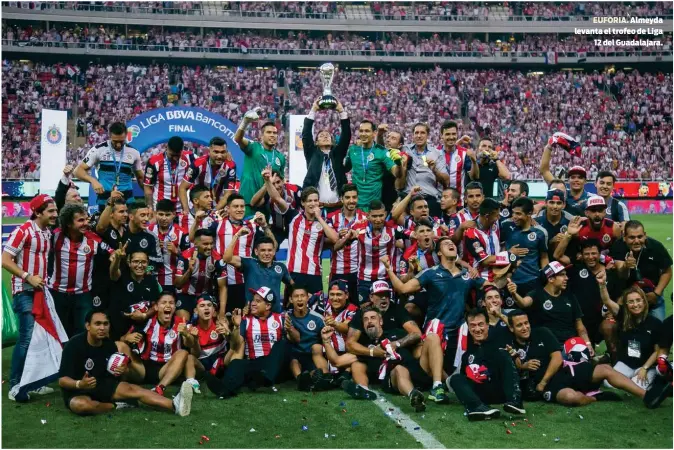  ??  ?? EUFORIA. Almeyda levanta el trofeo de Liga
12 del Guadalajar­a.