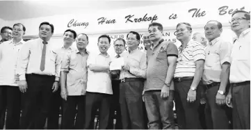  ??  ?? Dr Sim (front, fourth left) presents a cheque to school board chairman of SJKC Chung Hua Lutong Kapitan Chong Ah Muk witnessed by Ting (front row, left), Penghulu Haw (third left), Ahmad Lai (back row, between Sim and Chong), Yii (partly hidden on...