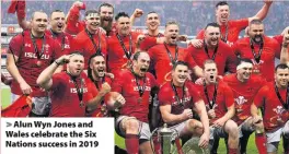  ??  ?? > Alun Wyn Jones and Wales celebrate the Six Nations success in 2019
