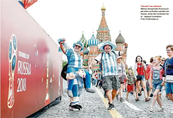  ??  ?? Pohoda? Jen zdánlivá Během šampionátu Rusové pojali režim na Rudém náměstí velkoryse. Jindy tam svoboda chybí alespoň novinářům. Foto: Profimedia.cz