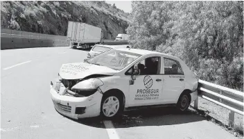  ??  ?? Accidente. Así quedó el vehículo donde viajaban los dos empleados de seguridad privada, quienes resultaron ilesos en el percance.