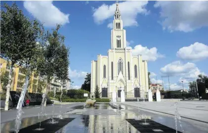  ??  ?? Mieszkańcy chcieliby na placu Szembeka więcej zieleni. Brakuje im też cienia