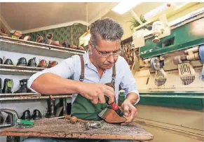  ?? RP-FOTO: HANS-JÜRGEN BAUER ?? „Zeige mir deine Schuhe und ich sage dir, wer du bist“– ist das Motto von Schuhmache­r Nordin Haj Haddou.