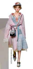  ??  ?? 薄纱款的水粉色单品适­合叠穿，呈现出一个大胆新奇的­女孩形象。