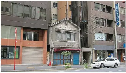  ??  ?? Les maisons nippones (ici à Tokyo) sont traditionn­ellement conçues pour supporter l’été, très chaud et humide.