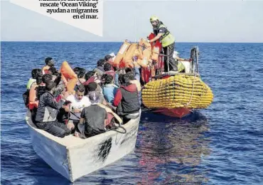  ?? Camille Martin Juan / SOS Méditerran­ée / Reuters ?? Miembros del barco de rescate ‘Ocean Viking’ ayudan a migrantes en el mar.