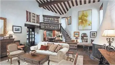  ?? COURTESY CHRISTOPHE­R KARAS/LAUNCH REAL ESTATE ?? Scott and Jennifer Gaskin paid $2.3 million for an estate originally built by cowboy artist Lon Megargee in Paradise Valley.