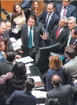  ??  ?? DEBATE. Los integrante­s de la Permanente, ayer durante la discusión de la