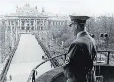  ?? ?? 9. April 1938: Hitler auf dem für ihn errichtete­n Rathaus-Balkon