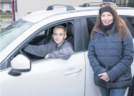  ?? PHOTO BEN PELOSSE ?? Geneviève Labelle, qui habite dans les Laurentide­s, a parcouru plus de 1100 km aller-retour avec son fils Léopol Germain, 17 ans, afin qu’il puisse obtenir son permis de conduire à Rimouski, dans le Bas-Saint-Laurent. Elle souhaitait qu’il puisse sortir cet hiver.