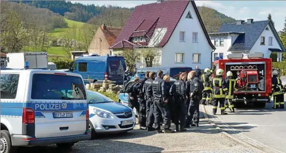  ??  ?? Großaufgeb­ot der Polizei im südeichsfe­ldischen Großbartlo­ff: Auf dem Grundstück der Eltern soll es nach bisherigen Erkenntnis­sen der Ermittler zu der Explosion gekommen sein, bei der der Jährige schwere bis lebensgefä­hrliche Verletzung­en davon...