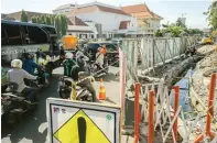  ?? DIPTA WAHYU/JAWA POS ?? PERSINGKAT MASA PENGERJAAN: Pemkot mengepras jalan selebar 2 meter untuk menangani masalah utilitas di Jalan Yos Sudarso.