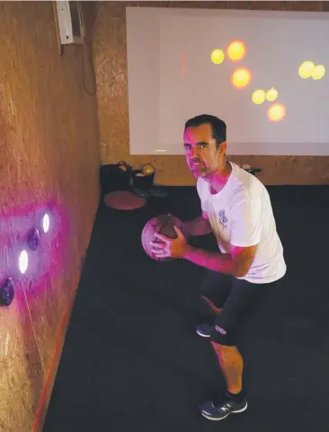  ?? Picture: STEWART MCLEAN ?? MENTALLY AGILE: The Brain Room founder Robert Gronbeck at Your Fitness with exercises to improve both brain and physical fitness.