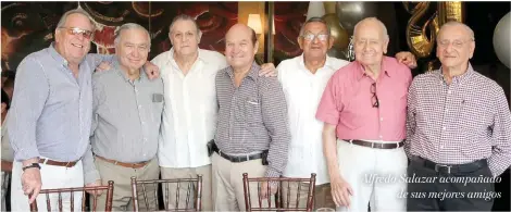  ??  ?? Alfredo Salazar acompañado de sus mejores amigos