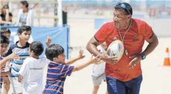  ??  ?? Serevi, en la clínica que ofreció a un grupo de niños durante el Seven de Viña del Mar.