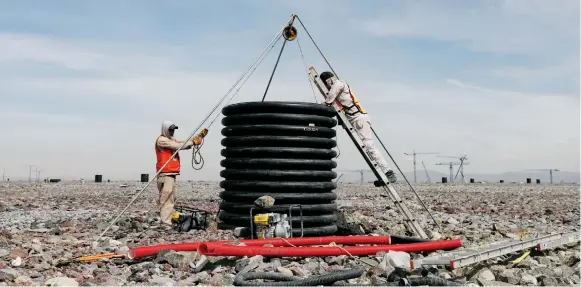  ??  ?? La paraestata­l Aeropuerto­s y Servicios Auxiliares debe avisar al INAH sobre cualquier obra encaminada a la construcci­ón del NAIM, debido a la zona arqueológi­ca donde edifican la obra.