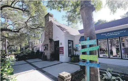  ?? — JIM BYERS ?? The Hammock Shops is a relaxing shopping area in Pawleys Island, south of Myrtle Beach.