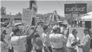  ?? JOSE R. GONZALEZ/ARIZONA REPUBLIC ?? The United Food and Commercial Workers Internatio­nal Union Local 99 organized Saturday’s picket outside a Curaleaf dispensary in Phoenix.