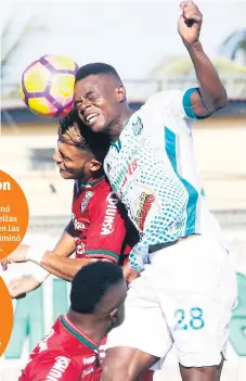  ??  ?? JÓVENES. Marcos Martínez, del Platense, le gana el salto a Henry Romero.