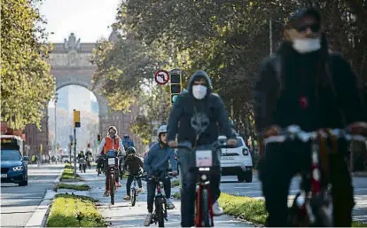  ?? MANÉ ESPINOSA / ARXIU ?? Ciclistes al tram inferior del passeig Sant Joan, amb l’Arc de Triomf al fons