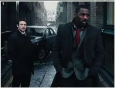  ??  ?? 5. Warren Brown e Idris Elba en una icónica imagen de la segunda temporada de ‘Luther’ (2010-19). 5