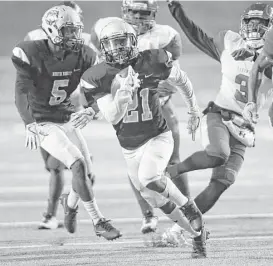  ?? Tim Warner ?? North Forest running back Damond Wiggins rushes for a fourth-quarter touchdown, one of three he scored as the Bulldogs won Thursday night.