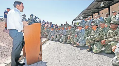  ??  ?? El gobernador de Arizona, Doug Ducey, habla ante los soldados de la Guardia Nacional que fueron desplegado­s ayer en la frontera con México.