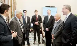  ??  ?? El congresist­a Rob Bishop sostuvo reuniones con el gobernador y funcionari­os de la Isla tras varios meses en la búsqueda de una solución a la situación fiscal de la Isla.