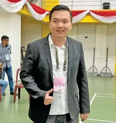  ?? ?? Chiew gestures a thumbs-up to the reporters when met at the GE15 tallying centre in Miri.
