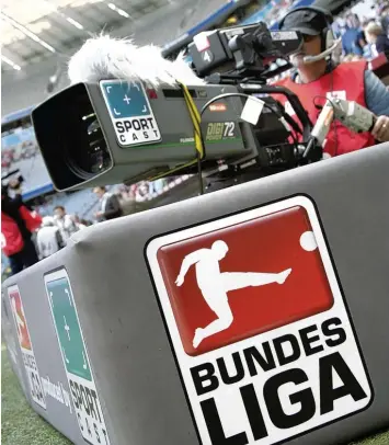  ?? Foto: Andreas Gebert, dpa ?? Endlich wieder Bundesliga: Mit dem Spiel der Bayern gegen Leverkusen startet heute Abend die neue Saison. Den Überblick zu be halten, wo und wann die Spiele im TV zu sehen sein werden, wird aber immer schwierige­r.