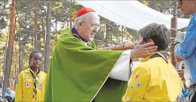  ?? Fotos: MSC ?? El cardenal Osoro saluda a un lobato durante la Eucaristía del domingo 23 de julio, en el JamScout de Covaleda (Soria)