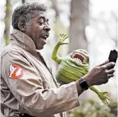  ?? AARON LAVINSKY/MINNEAPOLI­S STAR TRIBUNE ?? “Ghostbuste­rs” co-star Ernie Hudson and Slimer record a video message for a fan through the Cameo app.
