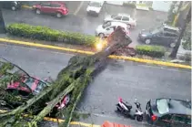  ?? FOTOS: CORTESÍA ?? La población oaxaqueña resultó afectada por la lluvia registrada la tarde del viernes/