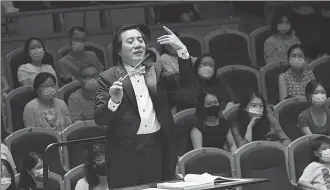  ?? PHOTOS PROVIDED TO CHINA DAILY ?? Above: Conductor Fan Tao serves as the orchestra’s music director. Below: Principal violinist Yang Min (left) performs at the concert on Aug 5.