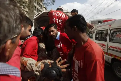  ??  ?? Safdar (centre) transports an injured paramilita­ry soldier who slipped from his bike