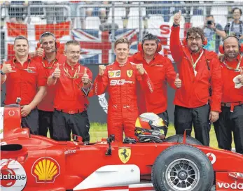  ?? FOTO: HOCH ZWEI/IMAGO IMAGES ?? Mick Schumacher (Mitte) im Ferrari? Gab es schon – im Juli 2019 in Hockenheim. Damals drehte er vor dem Deutschlan­d-Grand-Prix einige Runden im F2004, einem der Weltmeiste­r-Autos seines Vaters Michael.