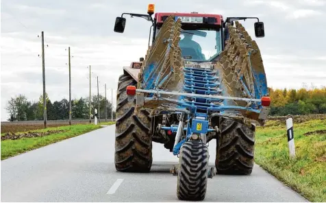  ?? Archivfoto: Thorsten Jordan ?? Ist landwirtsc­haftliches Gerät unterwegs, kann es auf Straßen mitunter eng werden. Sieben Gemeinden aus der Region wollen jetzt Hauptachse­n festlegen, auf denen Trak toren und Erntemasch­inen künftig mehr Platz haben sollen.