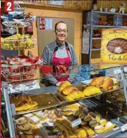  ?? ?? 2. Frisch aus der hauseigene­n Bäckerei: portugiesi­sche Backwaren im Supermarkt „Sul“an der Jaffestraß­e.