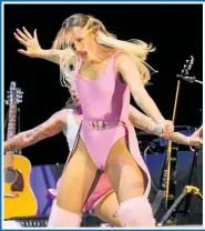  ??  ?? Lola Índigo, cantante española encargada de abrir el show de Yatra. Presentó su canción ‘lola Bunny’.