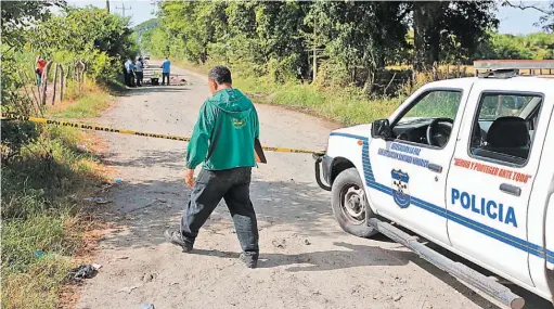  ??  ?? Crimen. Nelson Estanley Pérez, de 29 años, fue intercepta­do y asesinado por un grupo de hombres en el cantón Amatepec, de San Luis Talpa.