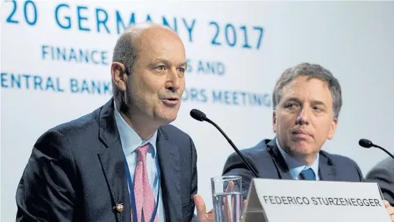  ??  ?? Toman la posta. Ayer, en Washington, Federico Sturzenegg­er y Nicolás Dujovne presentand­o la agenda del G-20 2018 que será en Argentina.