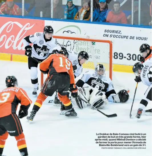  ?? PHOTO DENIS THIBAULT, COLLABORAT­ION SPÉCIALE ?? Le Drakkar de Baie-comeau s’est buté à un gardien de but en très grande forme, hier après-midi, quand Mikhail Denisov a décidé de fermer la porte pour mener l’armada de Blainville-boisbriand vers un gain de 3-1.