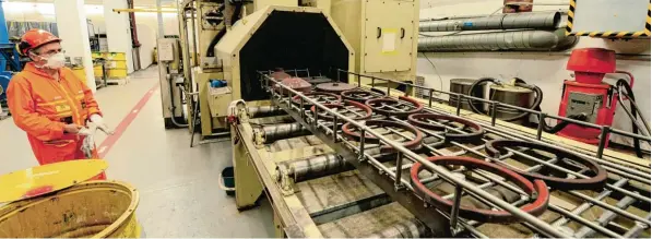  ?? Foto: Bernhard Weizenegge­r ?? Ein Blick ins Innere des Technologi­ezentrums im AKW Gundremmin­gen: Was auf der anderen Seite dieser Maschine herauskomm­t, ist gereinigt und dekontamin­iert.