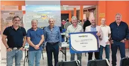  ?? ?? Sebastián Torres, director de Murprotec en Salamanca, entrega el premio al alcalde de Lagunilla junto a miembros de la Asociación para el Desarrollo Rural Integral de las Sierras de Salamanca y Ramón Pradera