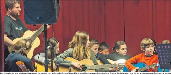  ??  ?? Las titulacion­es que se dan en la escuela de música con sede en la Compañía de María acreditan como profesor en toda Europa. En la imagen, una de las actuacione­s de Navidad de los alumnos.