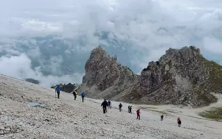  ??  ?? Il sopralluog­o
I tecnici di Infront e Rai sulle piste iridate: caccia ai punti dove fissare le telecamere