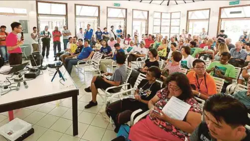  ?? PIC BY MIKAIL ONG ?? Former Bukit Bendera member of parliament Zairil Khir Johari (left) addressing the crowd in George Town yesterday.