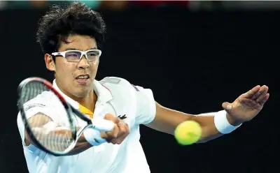  ??  ?? Dritto e rovescio Hyeon Chung, 21 anni, coreano e Tennys Sandgren, 26 anni, americano, in azione negli ottavi dell’Australian Open (Getty, Epa)